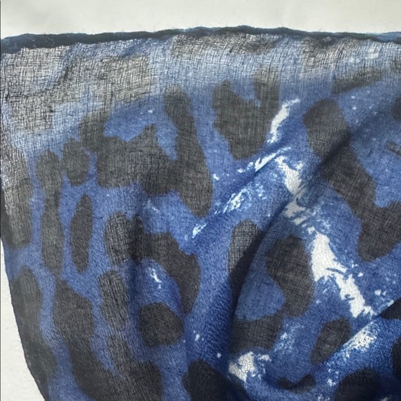 NWOT Blue Grey Animal Print Shawl Spring Scarf Head Wrap - Picture 15 of 15